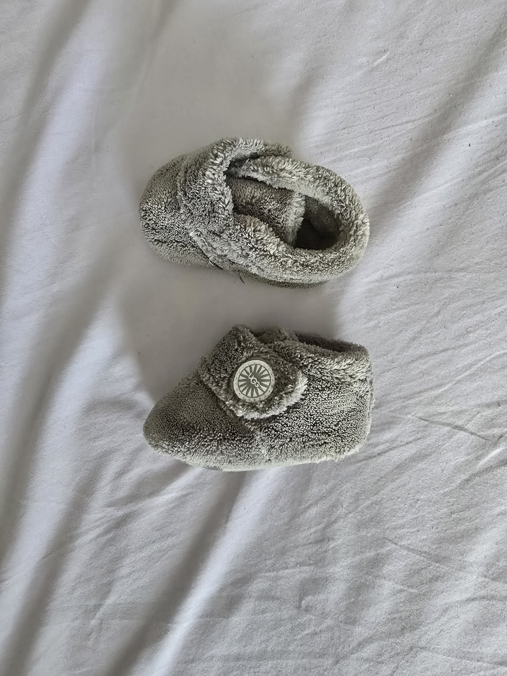 Plush Baby Ugg Booties in Light Gray with Button Accent Size 0/1
